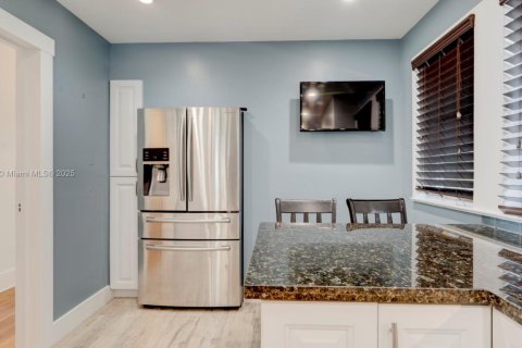 House in Miami, Florida 4 bedrooms, 267.28 sq.m. № 1920183 - photo 13