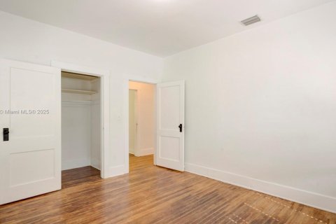 House in Miami, Florida 4 bedrooms, 267.28 sq.m. № 1920183 - photo 28