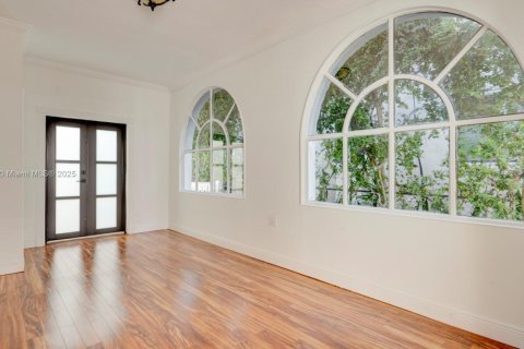 House in Miami, Florida 4 bedrooms, 267.28 sq.m. № 1920183 - photo 22