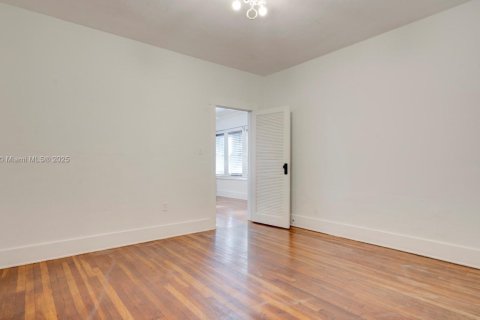 House in Miami, Florida 4 bedrooms, 267.28 sq.m. № 1920183 - photo 15