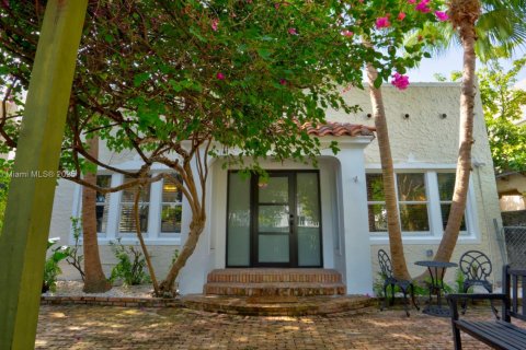 House in Miami, Florida 4 bedrooms, 267.28 sq.m. № 1920183 - photo 1