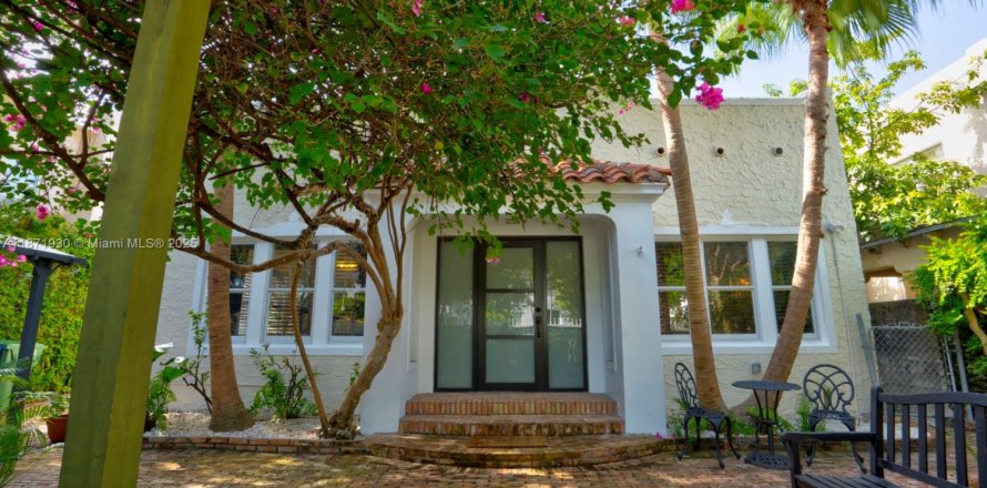 House in Miami, Florida 4 bedrooms, 267.28 sq.m. № 1920183
