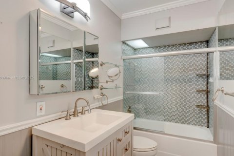 House in Miami, Florida 4 bedrooms, 267.28 sq.m. № 1920183 - photo 18