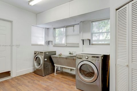 House in Miami, Florida 4 bedrooms, 267.28 sq.m. № 1920183 - photo 30