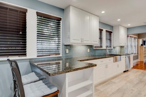 House in Miami, Florida 4 bedrooms, 267.28 sq.m. № 1920183 - photo 12