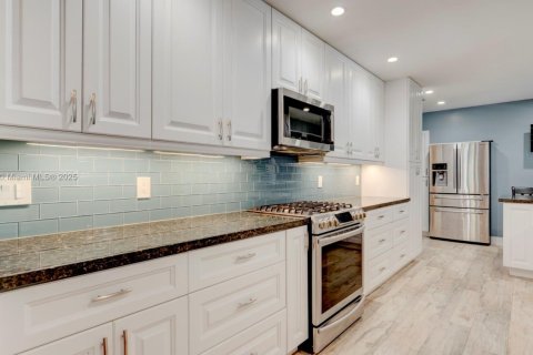 House in Miami, Florida 4 bedrooms, 267.28 sq.m. № 1920183 - photo 11