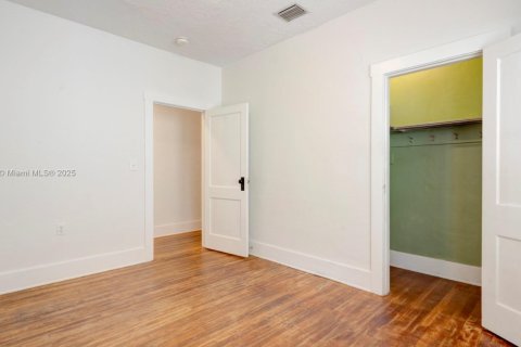 House in Miami, Florida 4 bedrooms, 267.28 sq.m. № 1920183 - photo 24