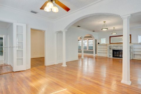House in Miami, Florida 4 bedrooms, 267.28 sq.m. № 1920183 - photo 3