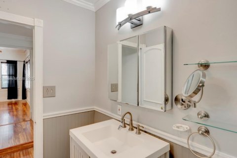 House in Miami, Florida 4 bedrooms, 267.28 sq.m. № 1920183 - photo 19