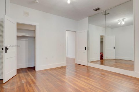 House in Miami, Florida 4 bedrooms, 267.28 sq.m. № 1920183 - photo 16