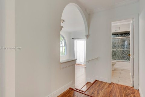 House in Miami, Florida 4 bedrooms, 267.28 sq.m. № 1920183 - photo 17