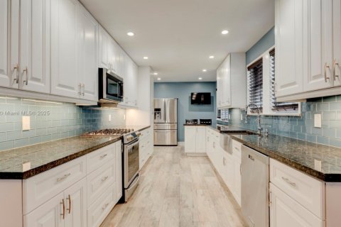 House in Miami, Florida 4 bedrooms, 267.28 sq.m. № 1920183 - photo 10