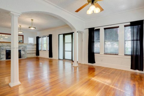 House in Miami, Florida 4 bedrooms, 267.28 sq.m. № 1920183 - photo 6
