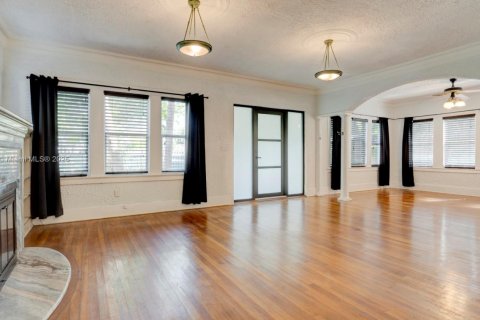 House in Miami, Florida 4 bedrooms, 267.28 sq.m. № 1920183 - photo 5