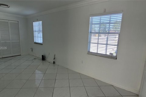House in Miami, Florida 4 bedrooms, 260.87 sq.m. № 2086426 - photo 16