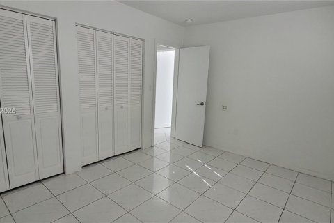 House in Miami, Florida 4 bedrooms, 260.87 sq.m. № 2086426 - photo 18