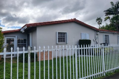House in Miami, Florida 4 bedrooms, 260.87 sq.m. № 2086426 - photo 24