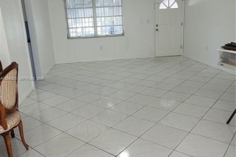 House in Miami, Florida 4 bedrooms, 260.87 sq.m. № 2086426 - photo 5