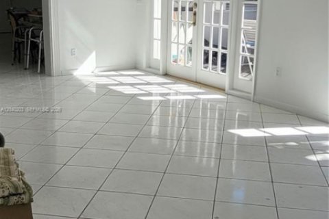 House in Miami, Florida 4 bedrooms, 260.87 sq.m. № 2086426 - photo 11