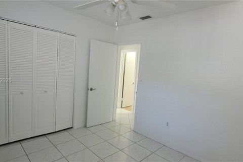 House in Miami, Florida 4 bedrooms, 260.87 sq.m. № 2086426 - photo 17