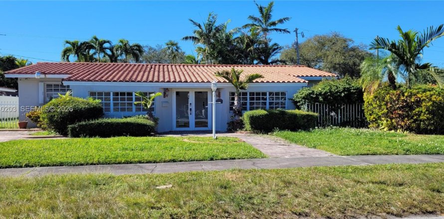House in Miami, Florida 4 bedrooms, 260.87 sq.m. № 2086426