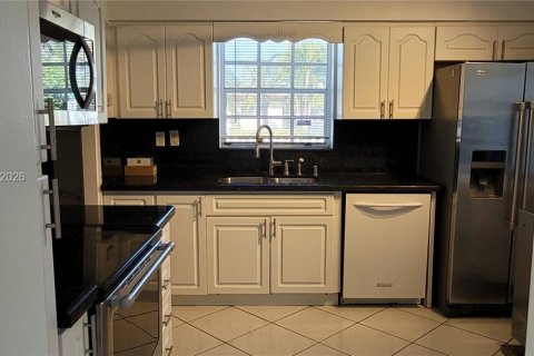 House in Miami, Florida 4 bedrooms, 260.87 sq.m. № 2086426 - photo 9
