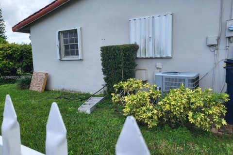 House in Miami, Florida 4 bedrooms, 260.87 sq.m. № 2086426 - photo 25