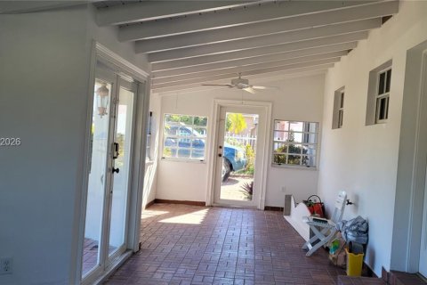 House in Miami, Florida 4 bedrooms, 260.87 sq.m. № 2086426 - photo 2