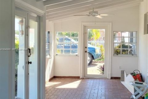 House in Miami, Florida 4 bedrooms, 260.87 sq.m. № 2086426 - photo 3