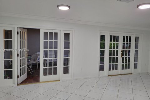 House in Miami, Florida 4 bedrooms, 260.87 sq.m. № 2086426 - photo 4