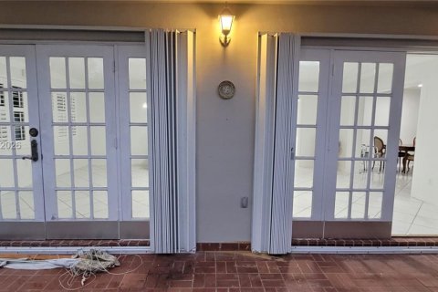 House in Miami, Florida 4 bedrooms, 260.87 sq.m. № 2086426 - photo 14