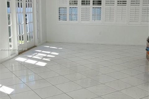 House in Miami, Florida 4 bedrooms, 260.87 sq.m. № 2086426 - photo 12
