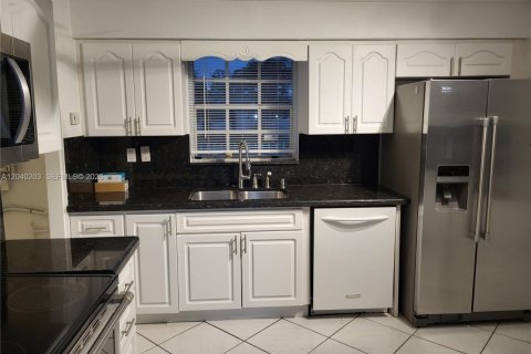 House in Miami, Florida 4 bedrooms, 260.87 sq.m. № 2086426 - photo 6