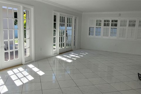 House in Miami, Florida 4 bedrooms, 260.87 sq.m. № 2086426 - photo 13