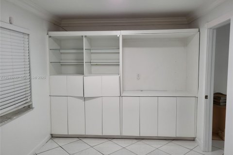 House in Miami, Florida 4 bedrooms, 260.87 sq.m. № 2086426 - photo 21