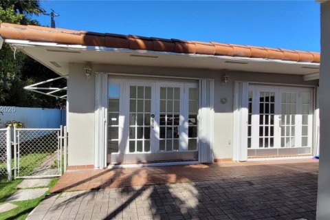 House in Miami, Florida 4 bedrooms, 260.87 sq.m. № 2086426 - photo 23