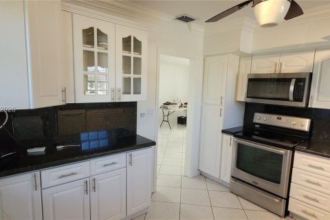 House in Miami, Florida 4 bedrooms, 260.87 sq.m. № 2086426 - photo 7