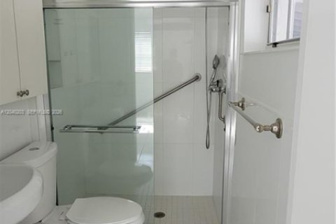 House in Miami, Florida 4 bedrooms, 260.87 sq.m. № 2086426 - photo 20