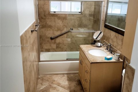 House in Miami, Florida 4 bedrooms, 260.87 sq.m. № 2086426 - photo 15