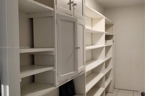 House in Miami, Florida 4 bedrooms, 260.87 sq.m. № 2086426 - photo 10