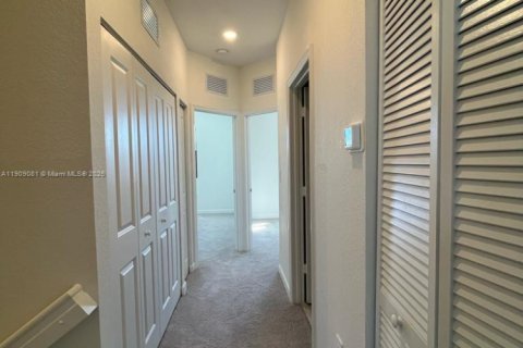 Снять в аренду таунхаус в Хомстед, Флорида 3 спальни, № 1982705 - фото 8