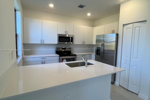 Снять в аренду таунхаус в Хомстед, Флорида 3 спальни, № 1982705 - фото 2