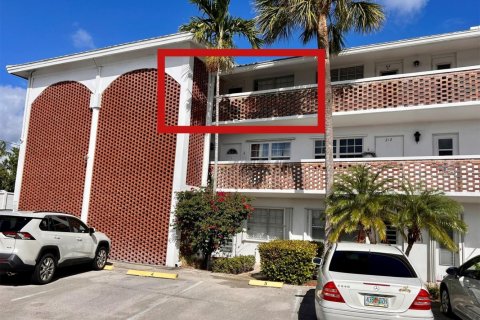Condominio en venta en Lighthouse Point, Florida, 1 dormitorio, 65.03 m2 № 619534 - foto 1