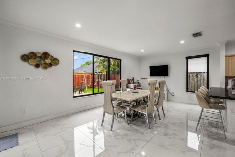 House in Miami, Florida 4 bedrooms, 227.61 sq.m. № 1947022 - photo 16