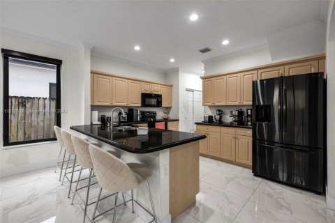 House in Miami, Florida 4 bedrooms, 227.61 sq.m. № 1947022 - photo 18