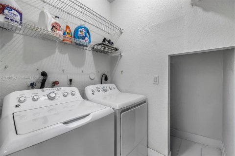 House in Miami, Florida 4 bedrooms, 227.61 sq.m. № 1947022 - photo 15
