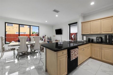 House in Miami, Florida 4 bedrooms, 227.61 sq.m. № 1947022 - photo 12