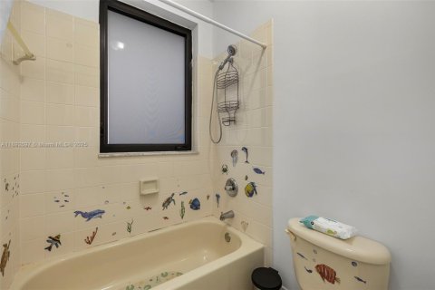 House in Miami, Florida 4 bedrooms, 227.61 sq.m. № 1947022 - photo 28