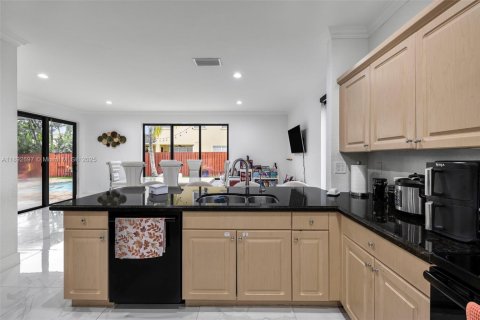 House in Miami, Florida 4 bedrooms, 227.61 sq.m. № 1947022 - photo 13