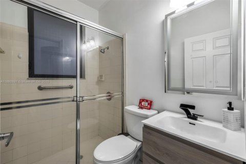 House in Miami, Florida 4 bedrooms, 227.61 sq.m. № 1947022 - photo 19